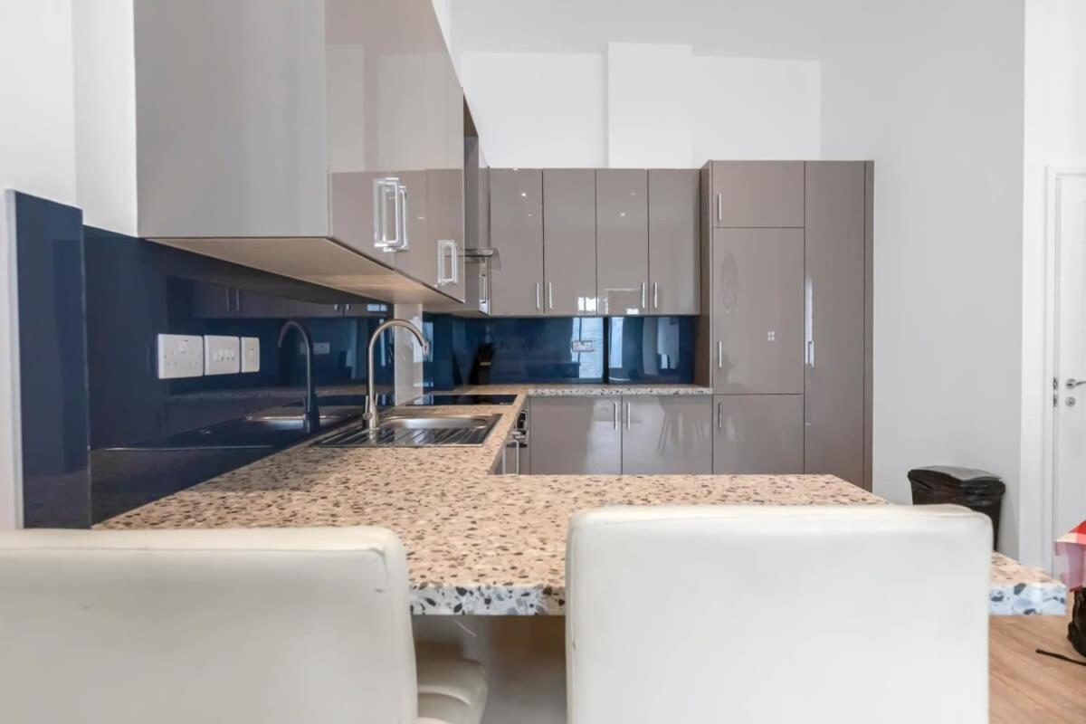 Lovely 1 Bedroom Apartment In Central Woking Zewnętrze zdjęcie